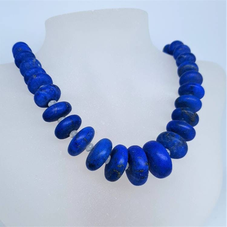 Djupt blåklintsblå lapis lazuli halsband
