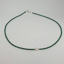 Halsband med malakit och pärla