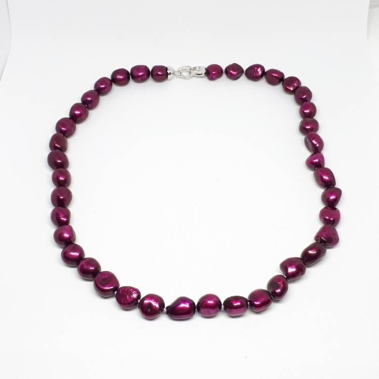 Halsband med vinröda pärlor