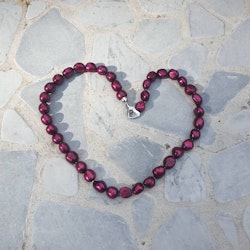Halsband med vinröda pärlor