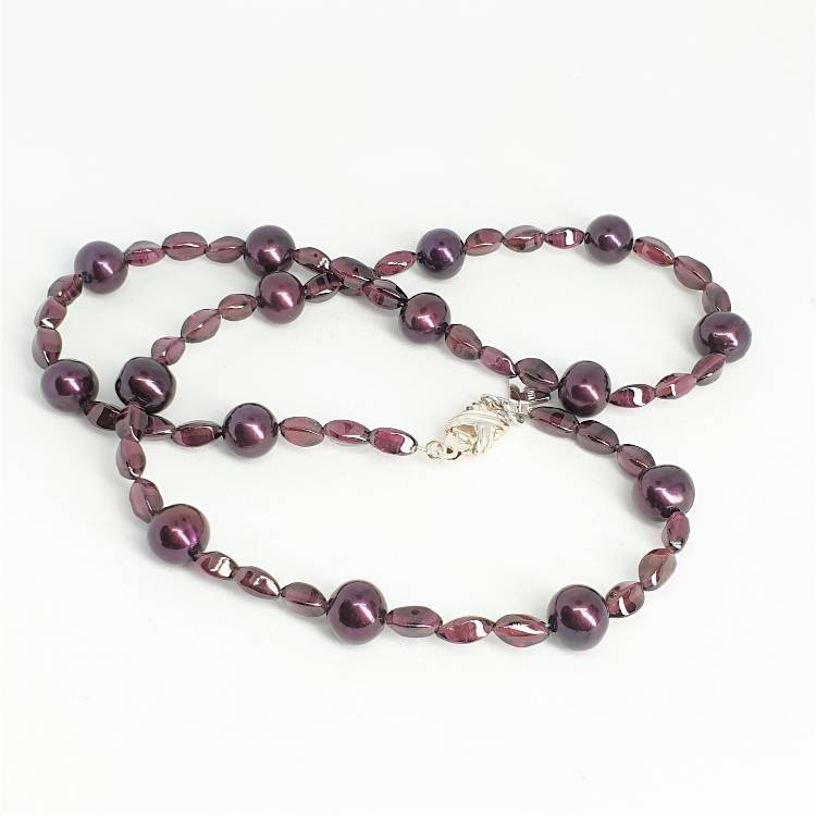 Halsband med granat och vinröda pärlor