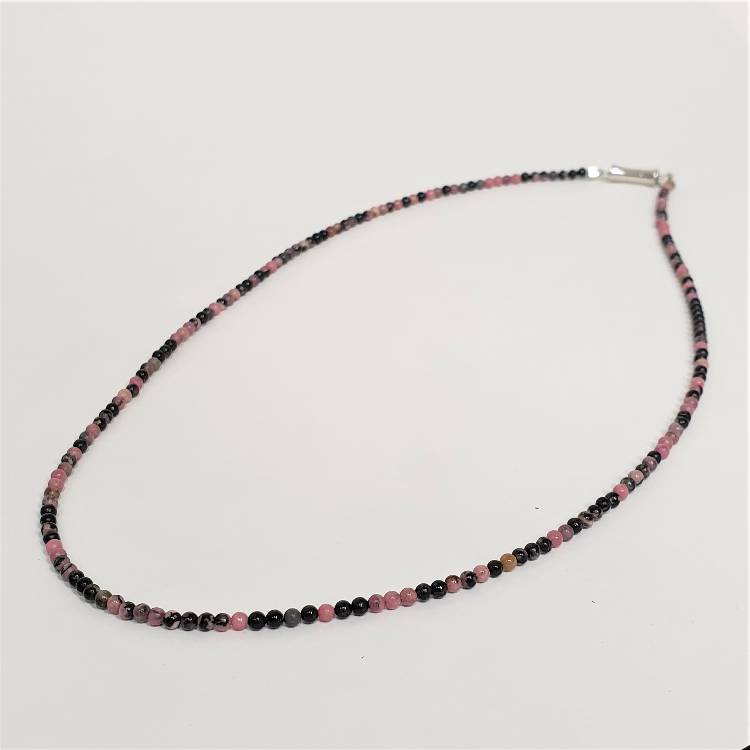 Halsband med 2,5 mm rhodonit i rosa och svart