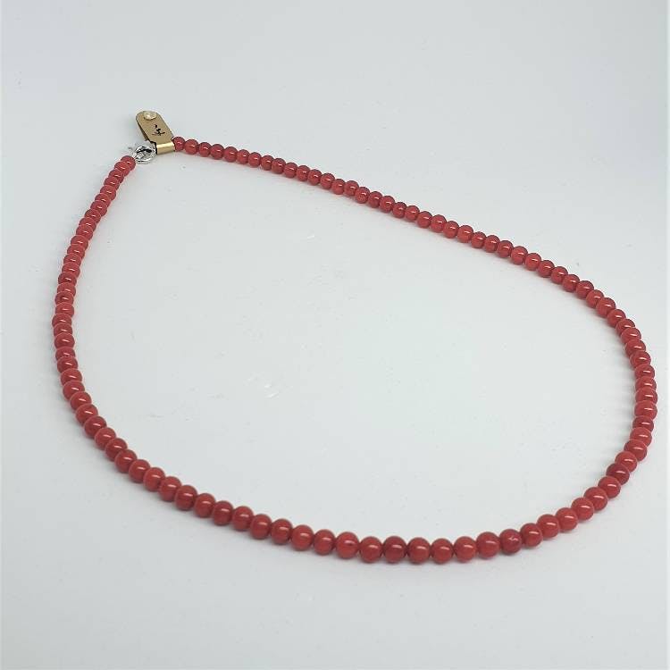 Halsband med röd korall 4mm med silverlås