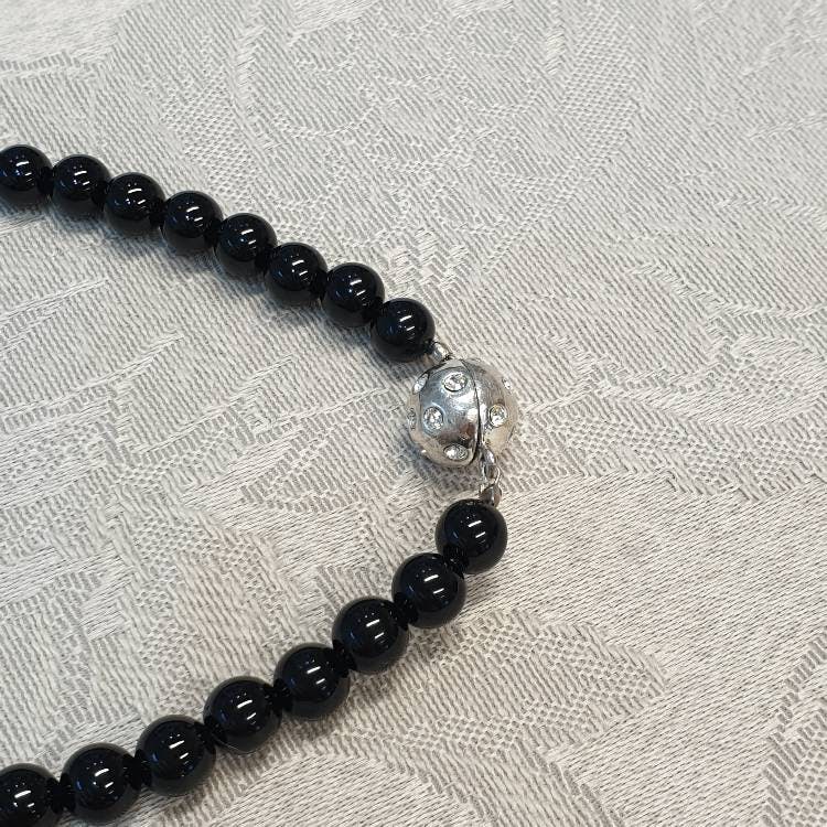 Läckert halsband med svart onyx och magnetlås | PIRUM - Ädelstenar och  pärlor, gemmolog, värderingar, smyckeskurser | PIRUM