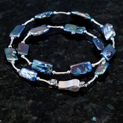 Halsband med blå rektangelpärlor och silverstavar