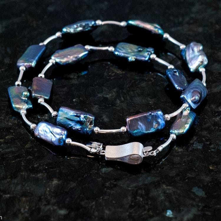 Halsband med blå rektangelpärlor och silverstavar