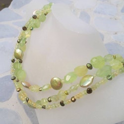 Halsband med fasettslipad prehnit i flera rader