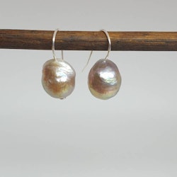 Örhängen med metallicguldfärg pärlor på silverkrok