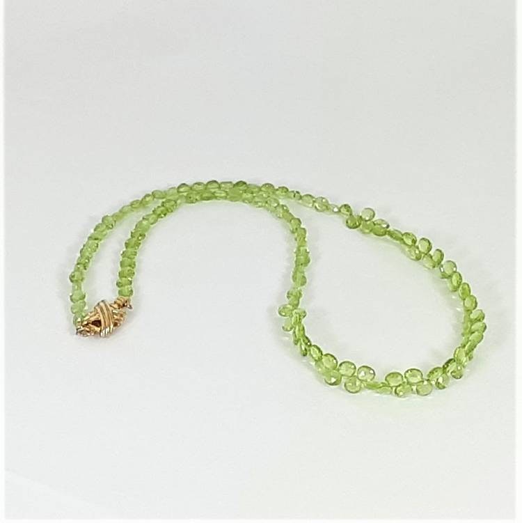 Halsband med briolettslipade peridot