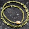 Halsband med briolettslipade peridot