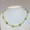 Halsband med peridot och gröna pärlor