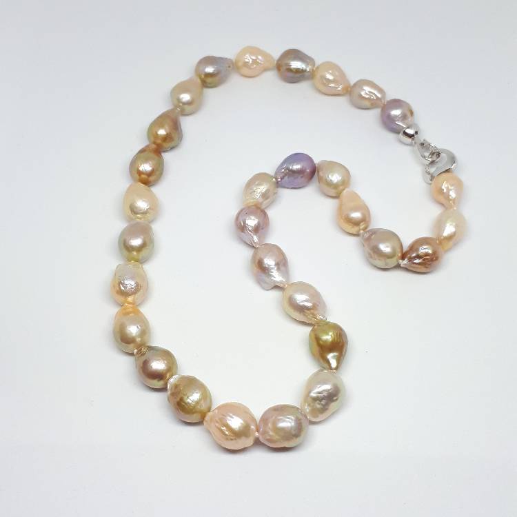 Halsband med naturfärgade rosa metallic pärlor 11-12 mm