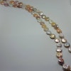 Halsband med myntpärlor i fantastiska guld-rosa naturfärg