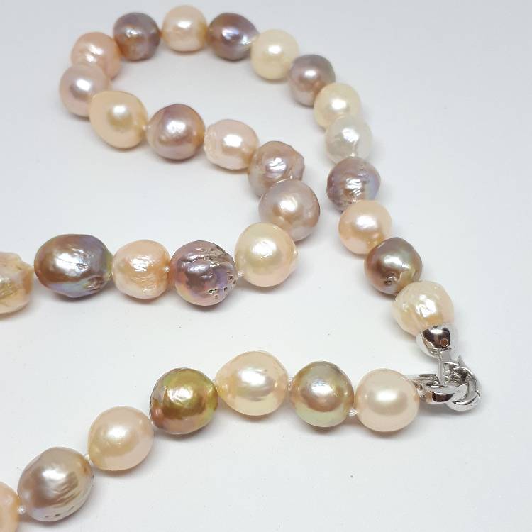 Halsband med naturfärgade metallic pärlor med silverlås