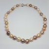 Halsband med naturfärgade metallic pärlor med silverlås