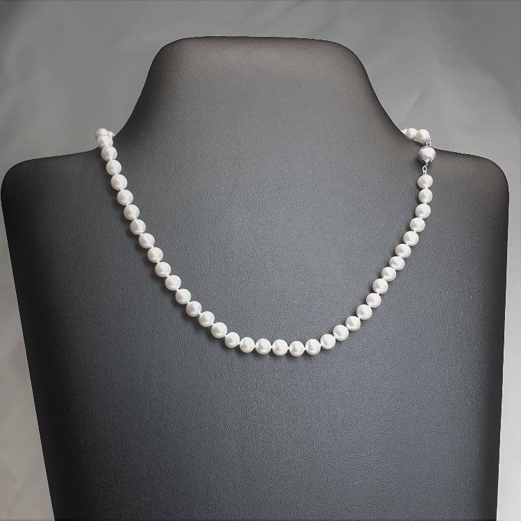 Halsband med vita runda pärlor 6,5 mm