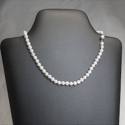 Halsband med vita runda pärlor 6,5 mm