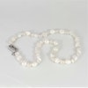 Halsband med vita pärlor 11-13 mm och stort lås