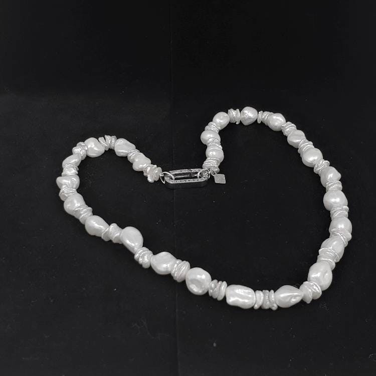 Halsband med vita pärlor 11-13 mm och stort lås