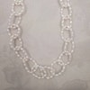 Halsband med vita pärlor i kedjelänkar