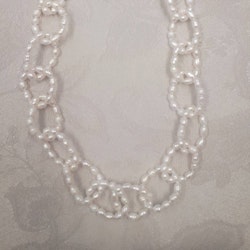 Halsband med vita pärlor i kedjelänkar