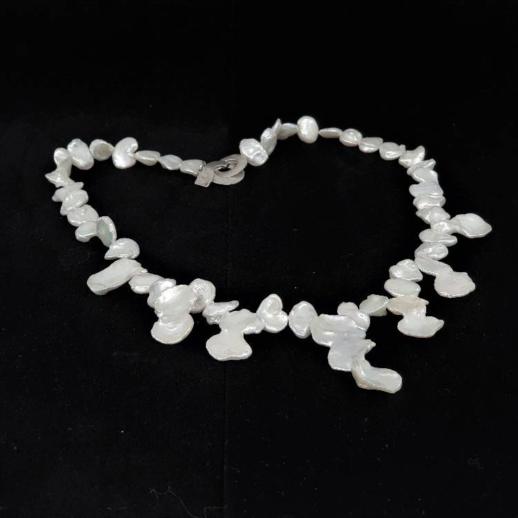 Halsband med vita bladformade pärlor och silverlås