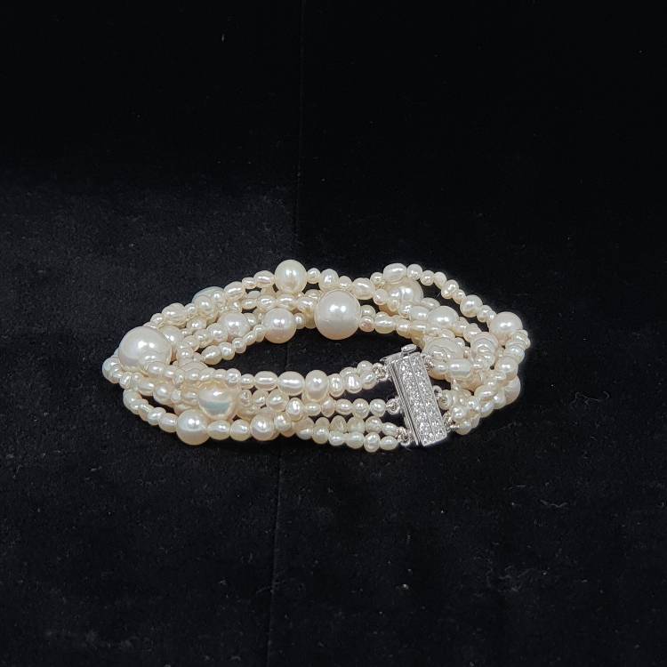 Armband med fem rader vackra vita pärlor