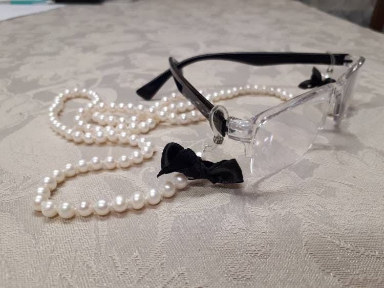 Glasögonsmycke CC vita pärlor