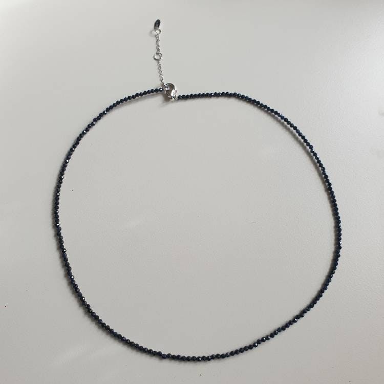 Halsband med fasettslipad 3mm safir