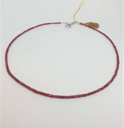 Halsband med fasettslipad 3-3,5 mm rubiner