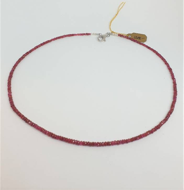 Halsband med fasettslipad 3-3,5 mm rubiner
