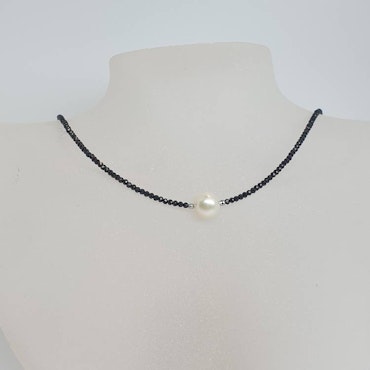 Halsband med svart spinell och stor vit pärla