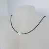 Halsband med svart spinell och vit agat slipad som golfboll