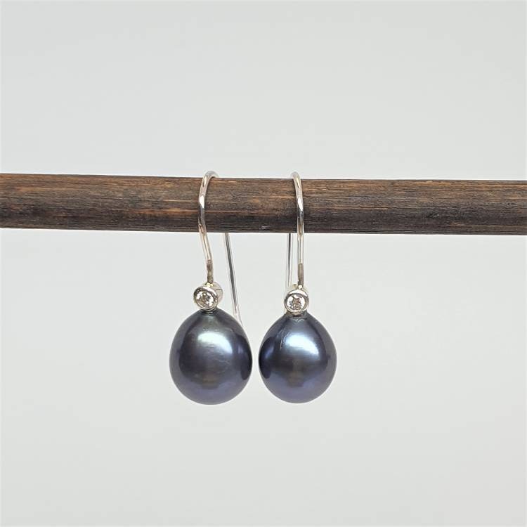Blå droppformade  pärlor på klassiska örhängen med silverkrok