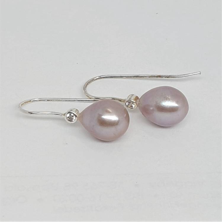 Rosa pärlor på klassiska örhängen med silverkrok