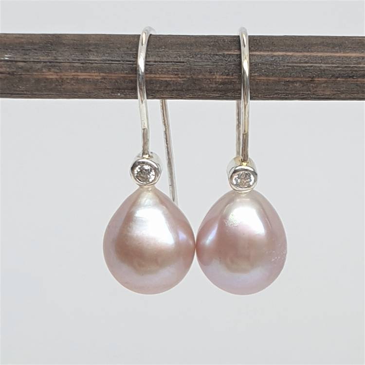 Rosa pärlor på klassiska örhängen med silverkrok