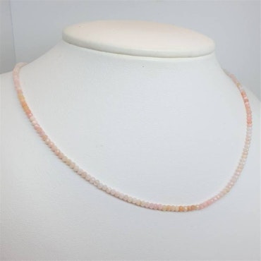 Halsband med rosa opal och silverlås