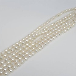 Vita ovala pärlor  4,5-5 mm