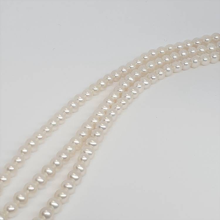 Utsökta små vita runda pärlor 4,5-5 mm