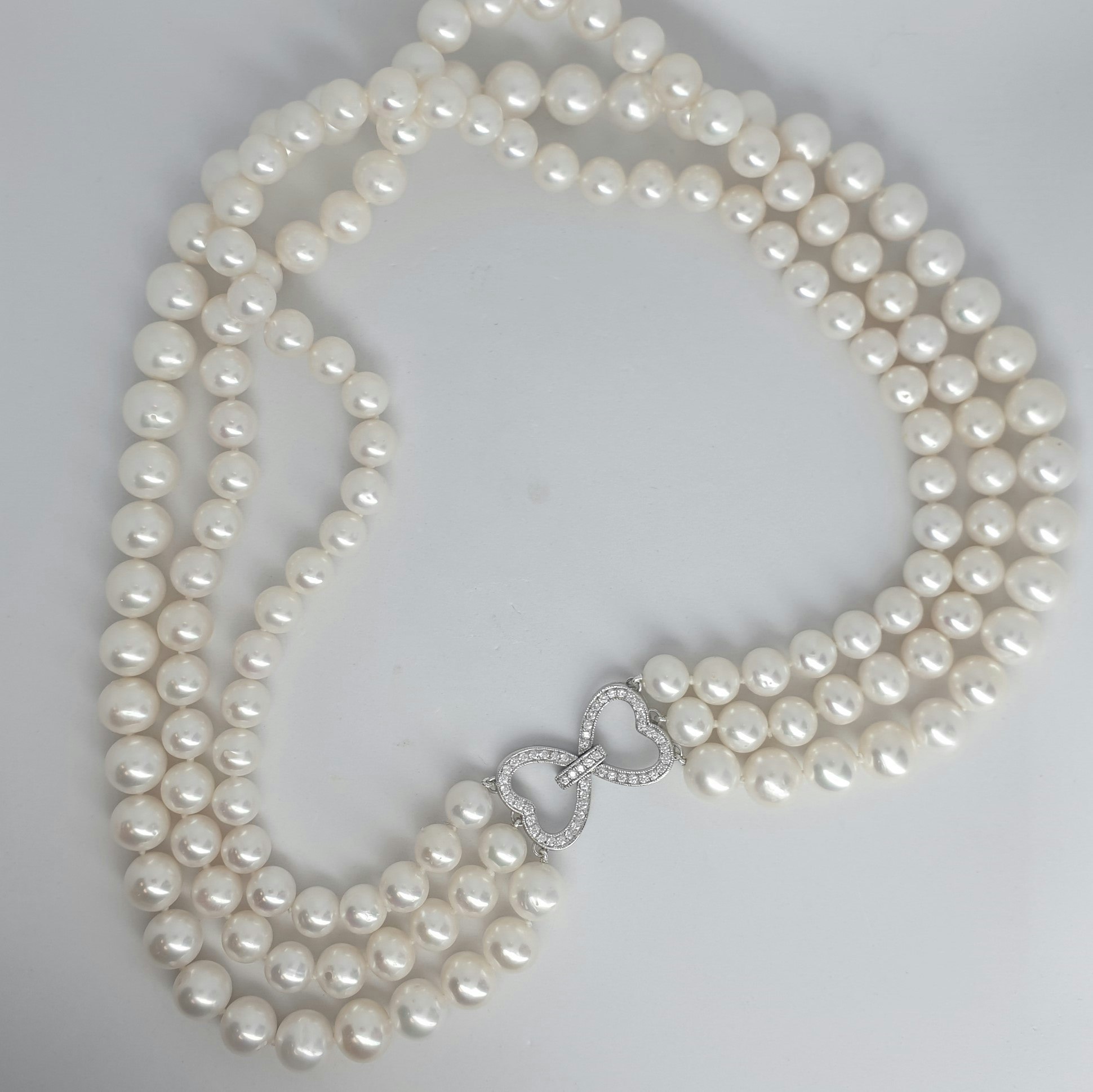 Tre rader vita pärlor med stort silverlås