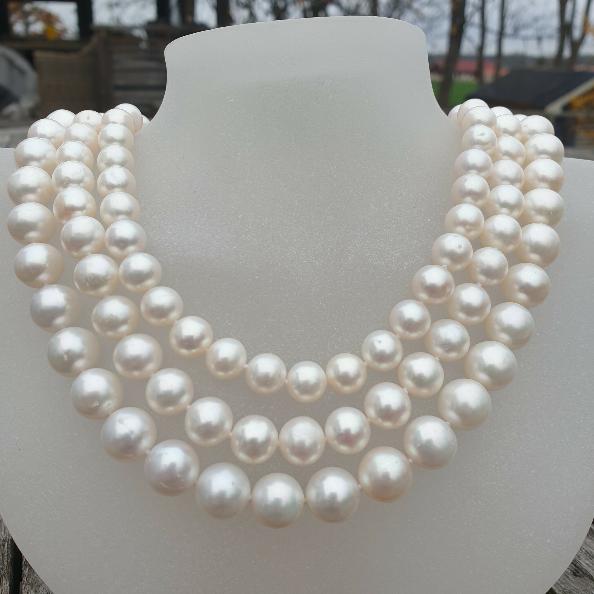 Tre rader vita pärlor med stort silverlås