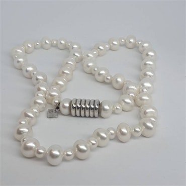 Pärlcollier med vita pärlor och silver magnetlås