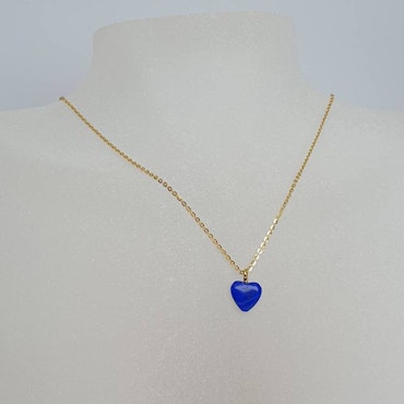 Halsband med förgylld silverkedja och hjärta i lapis lazuli