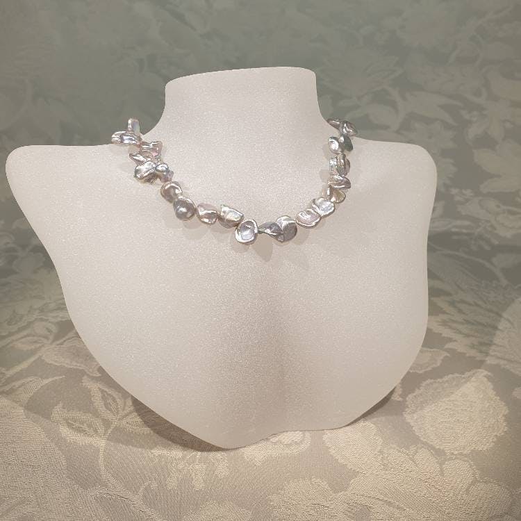 Halsband med silvergrå pärlor och silverlås