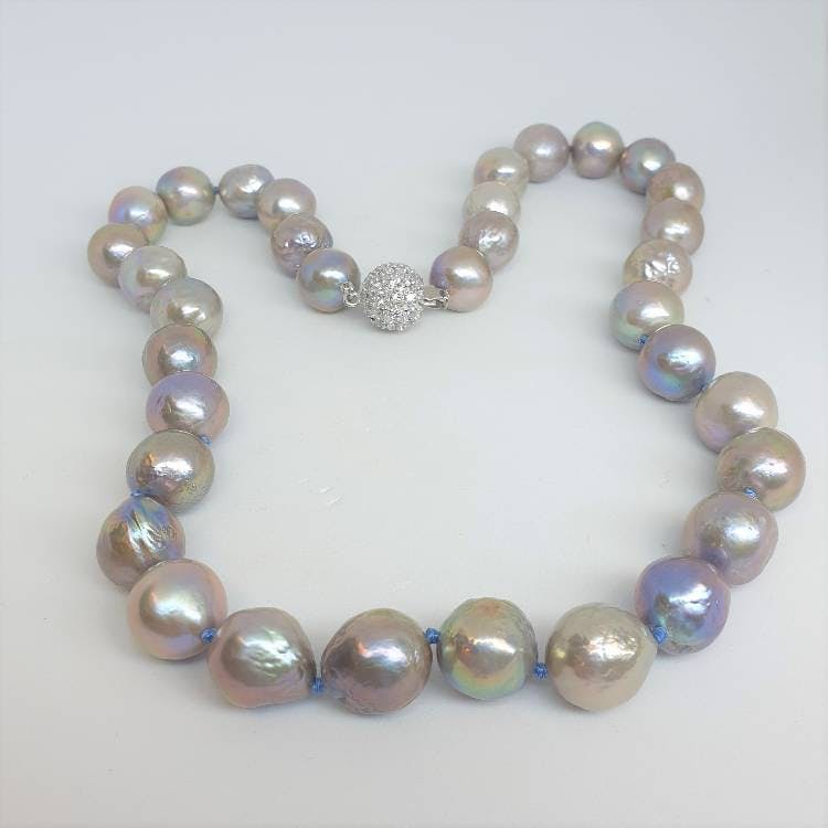 Stora silvergrå metallic pärlor 12-13 mm med glitter lås