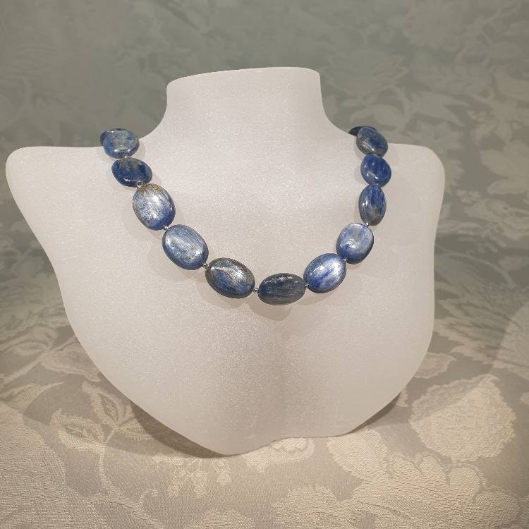 Halsband med denimblå ovalslipad kyanit