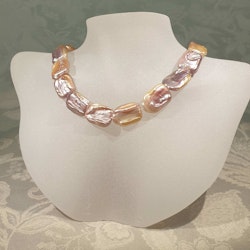 Halsband med rosatonade naturfärgade fyrkantiga metallic pärlor