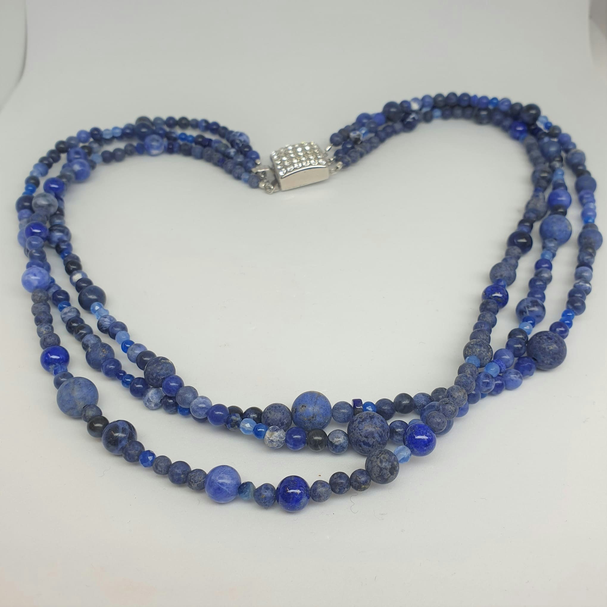 Halsband med mix med lapis lazuli, sodalit, dumorterit mfl