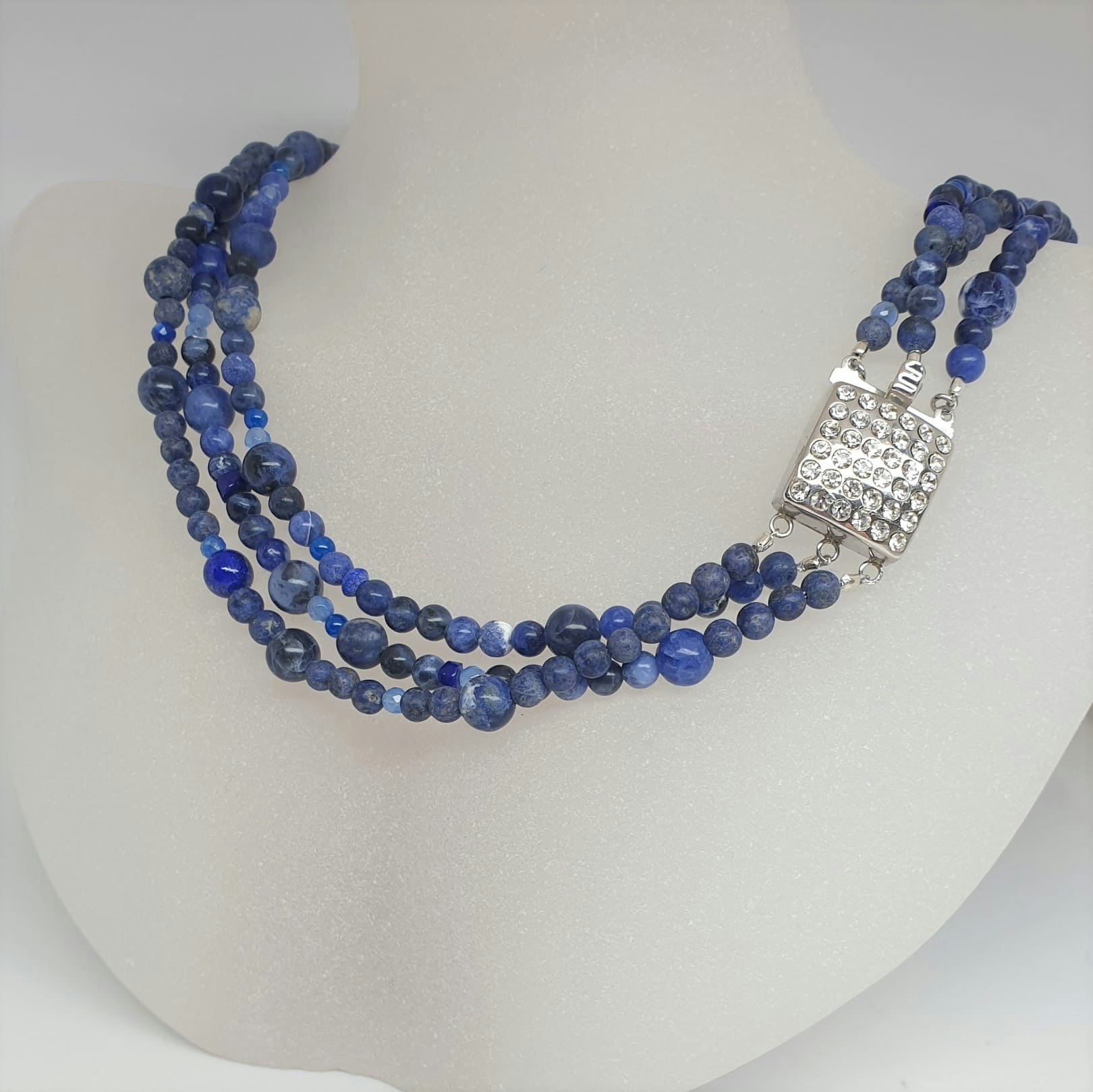 Halsband med mix med lapis lazuli, sodalit, dumorterit mfl