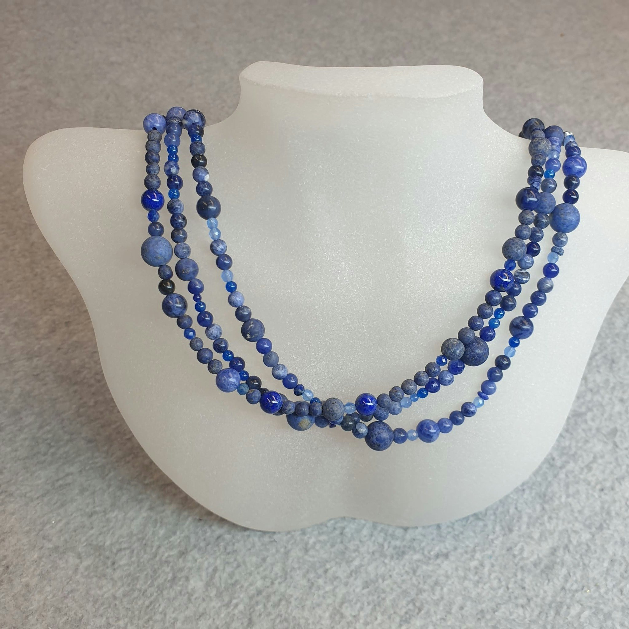 Halsband med mix med lapis lazuli, sodalit, dumorterit mfl